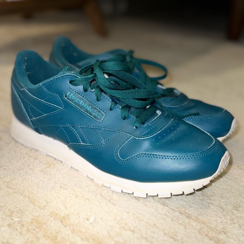 Teal Reebok Classic Leather Sneaker - size 9